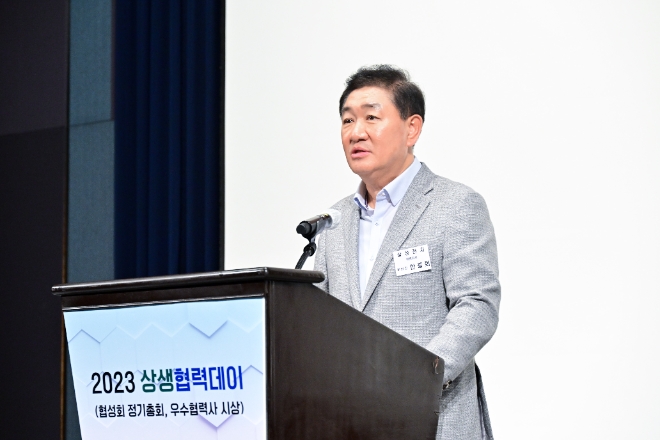 삼성전자가 23일 수원 라마다 호텔에서 협성회 회원사들과 함께 '2023년 상생협력데이'를 개최했다. 사진은 삼성전자 한종희 대표이사 부회장이 인사말을 하고 있는 모습. / 사진 = 삼성전자 제공