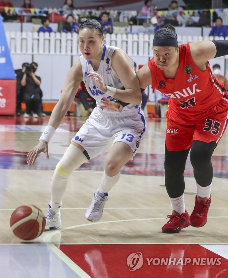 (부산=연합뉴스) 23일 부산 사직실내체육관에서 열린 여자프로농구 챔피언 결정전 BNK 썸과 우리은행의 3차전 경기. 우리은행 김정은이 드리블하고 있다.