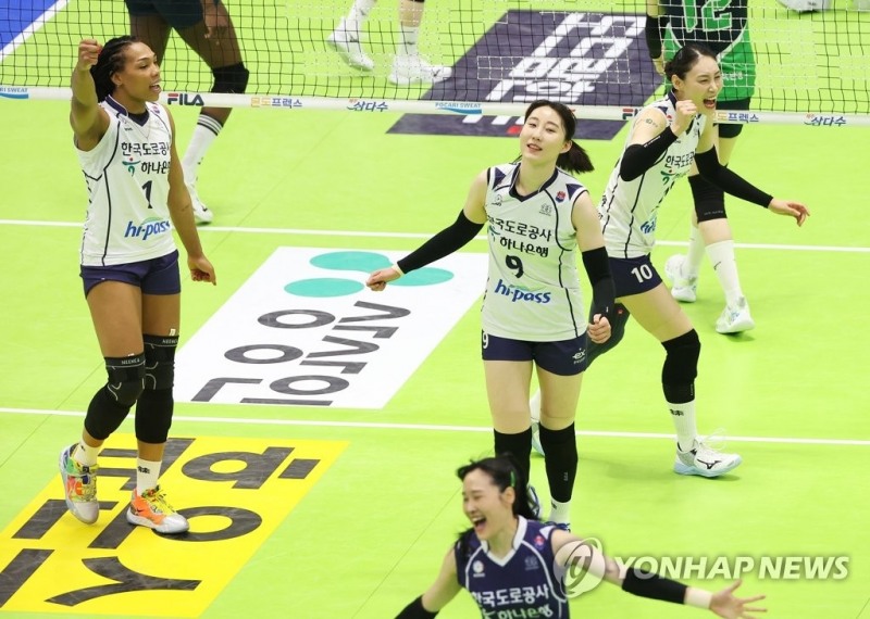 (수원=연합뉴스) 23일 경기도 수원실내체육관에서 열린 프로배구 V리그 여자부 플레이오프 1차전 현대건설 힐스테이트와 한국도로공사 하이패스의 경기. 득점에 성공한 한국도로공사 선수들이 기뻐하고 있다.
