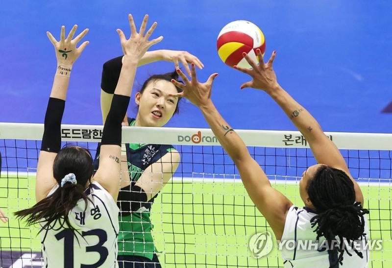 (수원=연합뉴스) 23일 경기도 수원실내체육관에서 열린 프로배구 V리그 여자부 플레이오프 1차전 현대건설 힐스테이트와 한국도로공사 하이패스의 경기. 현대건설 양효진이 공격하고 있다.