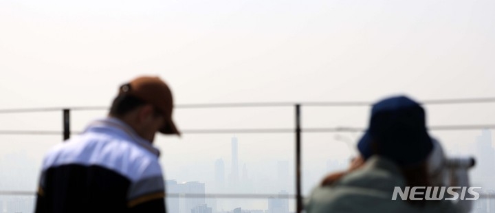 수도권 미세먼지 농도가 '나쁨' 상태를 나타내며 고농도 미세먼지 비상저감조치가 시행된 지난 20일 서울 남산공원에서 바라본 서울 도심이 흐린 모습이다.