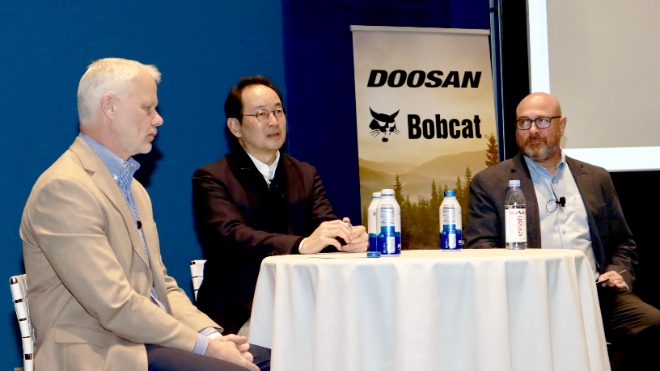 두산밥캣 스캇박 부회장(가운데)과 마이크 볼웨버 북미 지역장(왼쪽), 랜스 매턴 산업용 장비 담당이 북미 산업차량 딜러들과 만남을 갖고 회사의 비전을 설명하고 있다.