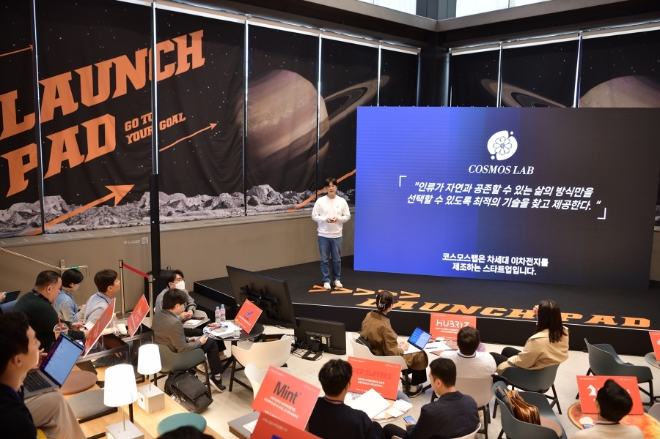 KT&G가 청년 창업 지원 프로그램 ‘상상스타트업캠프’ 7기 수료자들의 성과를 공유하는 ‘더 데뷔(The Debut)’를 지난 23일 개최했다. 사진은 우수팀으로 선정된 ‘코스모스랩’이 성과발표회에서 사업에 대해 설명하는 모습. / 사진 제공 = KT&G