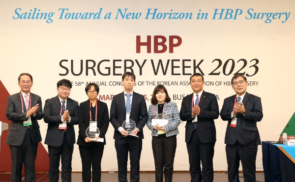 24일 열린 ‘2023 두산연강 간담췌외과학술상’ 시상식에서 (왼쪽부터) 한국간담췌외과학회 최동욱 (전)회장, 한국간담췌외과학회 박상재 이사장, 국립암센터 강미주 연구원, 아주대학교병원 홍성연 조교수, 중앙대학교병원 이승은 교수, 두산연강재단 이원재 대표이사, 한국간담췌외과학회 황윤진 회장이 기념사진을 촬영하고 있다.