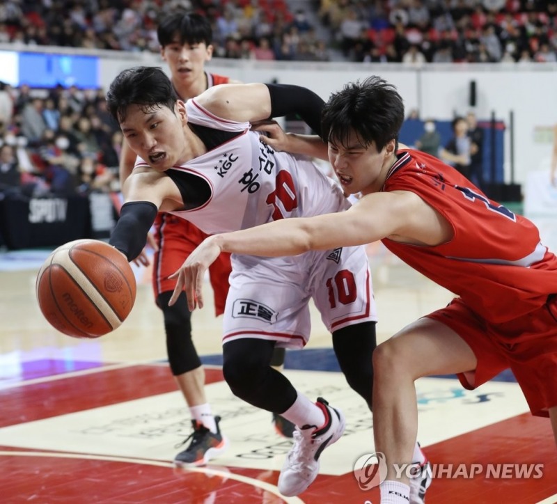 (울산=연합뉴스) 24일 울산 동천체육관에서 열린 2022-2023 SKT 에이닷 프로농구 울산 현대모비스와 안양 KGC의 경기에서 KGC 문성곤과 현대모비스 신민석이 볼 다툼을 하고 있다.