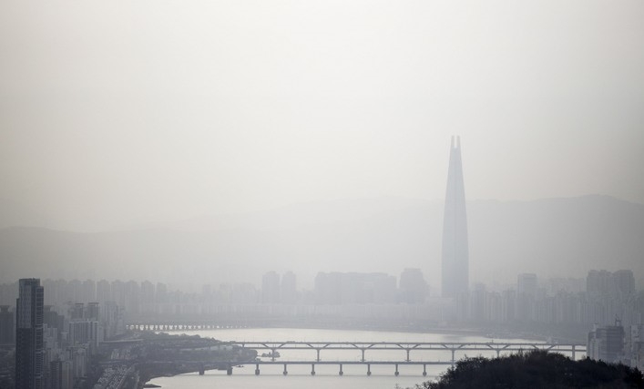 미세먼지 농도가 나쁨 수준을 보인 지난 24일 오전 서울 남산에서 바라본 도심이 뿌옇게 보이고 있다.