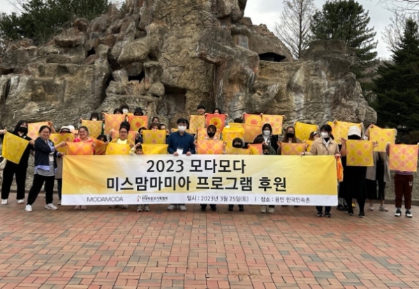 행사 참여자들이 천연 염색 체험을 통해 만든 손수건을 들고 있다