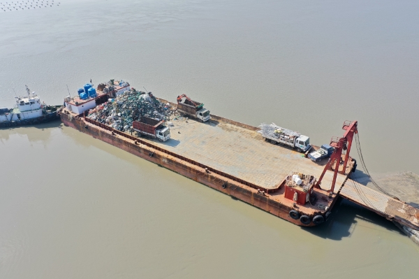 해양쓰레기 정화활동 (사진제공 = 신안군)