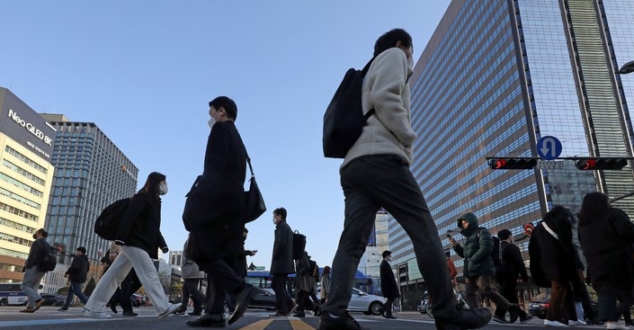 꽃샘추위가 찾아온 지난 27일 오전 서울 종로구 세종대로사거리에서 두꺼운옷을 입은 시민들이 이동하고 있다.