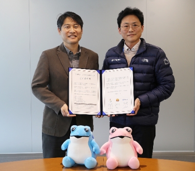 지난 27일 서울 서초동 본사에서 정세영 하이트진로 상무(우측), 최태영 국립생태원 생태응용연구실장(좌측) 등이 참석해 업무 협약식을 가졌다. / 제공:하이트진로