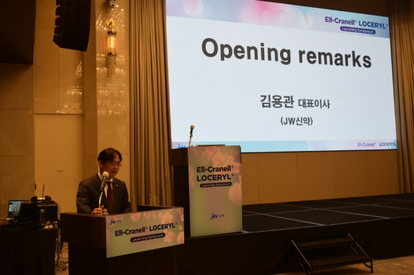 JW신약이 27일 조선팰리스호텔에서 갈더마코리아의 탈모치료제 ‘엘-크라넬알파액’, 손발톱무좀치료제 ‘로세릴네일라카’ 론칭 심포지엄을 개최했다. 김용관 JW신약 대표가 인사말을 하고 있다. / 제공:JW신약
