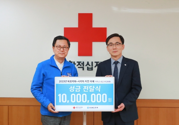 동아오츠카 대표 조익성 사장(좌)과 대한적십자사 이상천 사무총장(우)이 기념촬영을 하고 있다. / 제공:동아오츠카