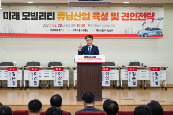 한국교통안전공단 권용복 이사장이 28일(화) 국회의원회관에서 열린 ‘미래 모빌리티 튜닝산업 육성 및 견인 전략 세미나’에서 환영사를 하고 있다. / 제공:교통안전공단