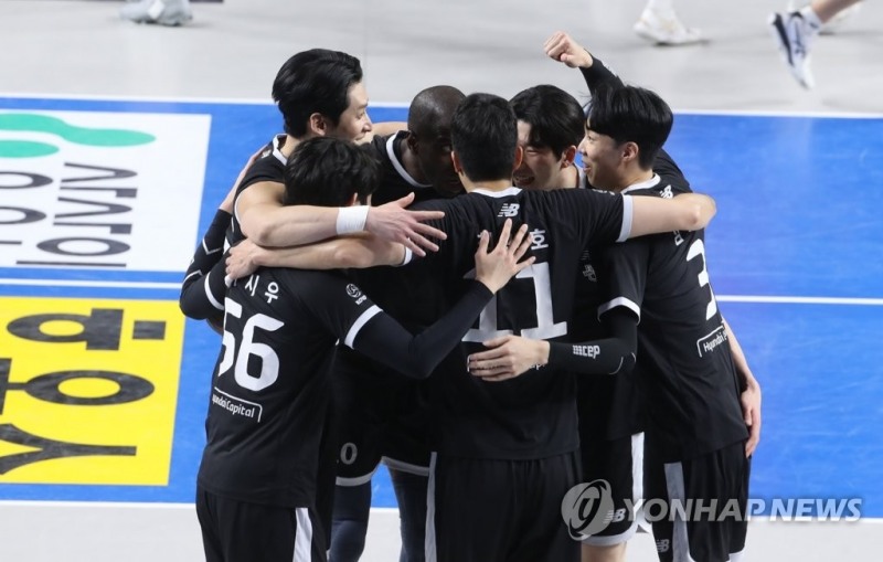 (천안=연합뉴스) 28일 충남 천안시 유관순체육관에서 열린 프로배구 플레이오프 3차전 현대캐피탈과 한국전력의 경기에서 현대캐피탈 선수들이 환호하고 있다.
