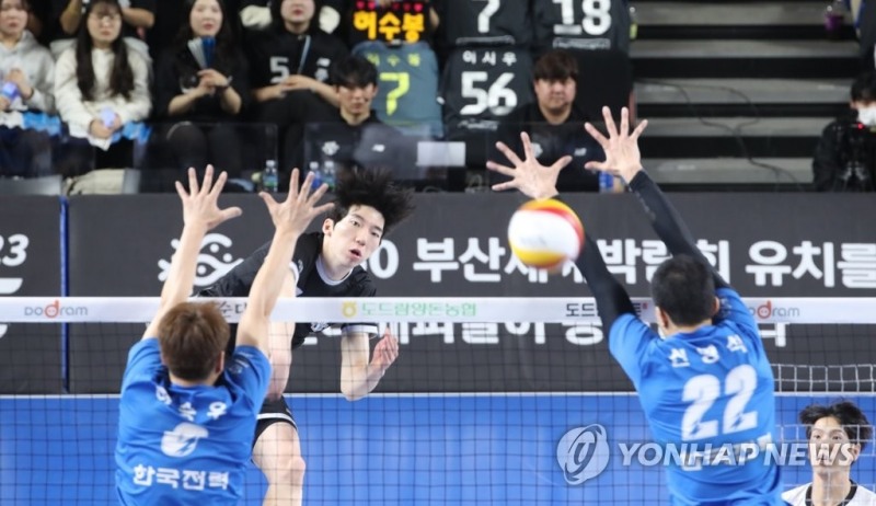 (천안=연합뉴스) 28일 오후 천안유관순체육관에서 열린 프로배구 플레이오프 3차전 현대캐피탈과 한국전력의 경기에서 현대캐피탈 허수봉이 공격하고 있다.