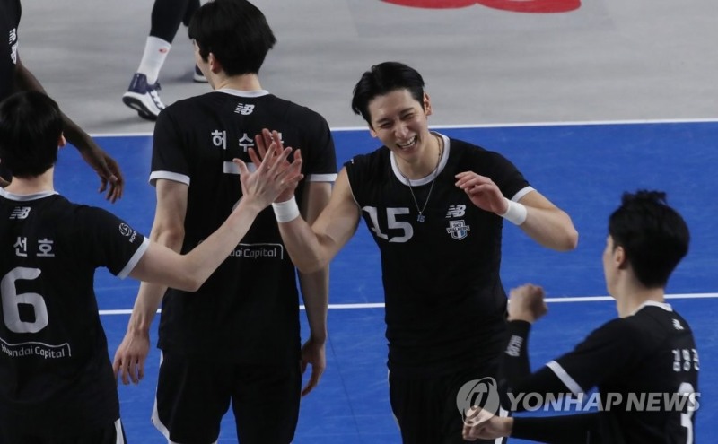 (천안=연합뉴스) 28일 오후 천안유관순체육관에서 열린 프로배구 플레이오프 3차전 현대캐피탈과 한국전력의 경기에서 문성민이 득점 후 기뻐하고 있다.