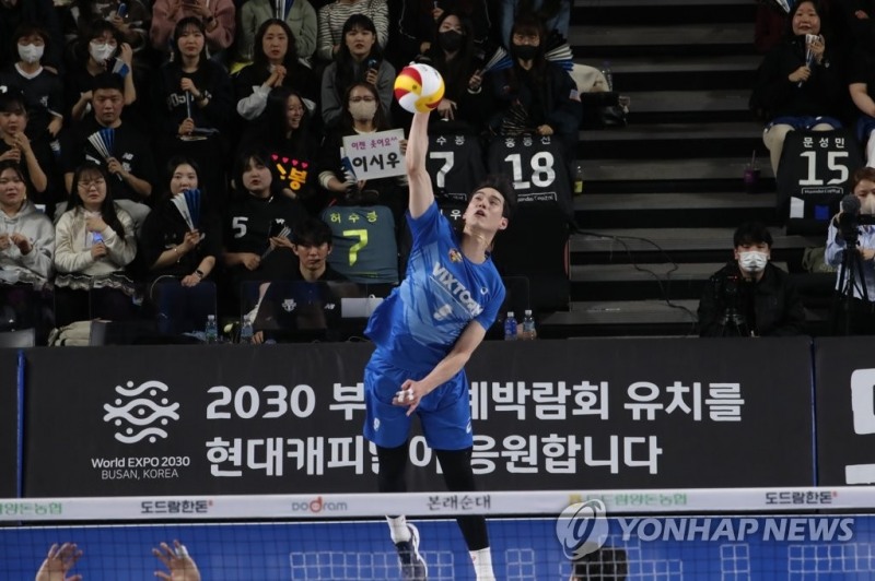 (천안=연합뉴스) 28일 오후 천안유관순체육관에서 열린 프로배구 플레이오프 3차전 현대캐피탈과 한국전력의 경기에서 한국전력 임성진이 서브를 넣고 있다.