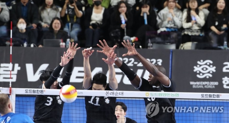 (천안=연합뉴스) 28일 오후 천안유관순체육관에서 열린 프로배구 플레이오프 3차전 현대캐피탈과 한국전력의 경기에서 현대캐피탈 선수들이 블로킹하고 있다.