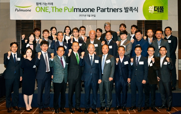 28일 대전 롯데시티호텔에서 진행된 '원더풀 협의회' 발족식에서 풀무원식품 김진홍 대표(사진 첫번째줄 왼쪽 다섯번째)가 동반성장위원회 오영교 위원장(사진 첫번째줄 왼쪽 여섯번째), 우수 협력기업 12개사 대표 등 주요 관계자들과 '원더풀 협의회 파이팅' 구호를 외치며 기념촬영을 하고 있다. / 제공:풀무원
