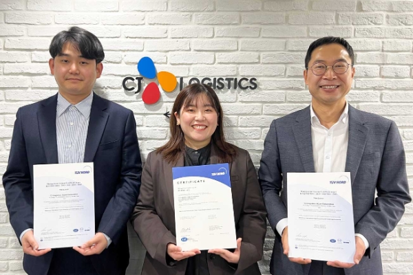 이봉경 CJ대한통운 일본법인장(오른쪽)이 직원들과 함께 ISO 인증서를 들고 기념사진 촬영을 하고 있다. / 제공:CJ대한통운