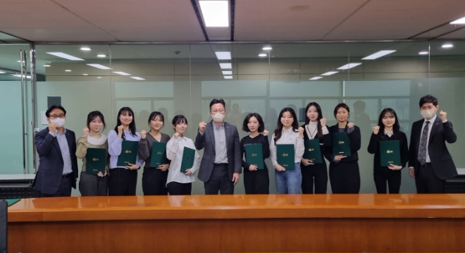 지난 8일 서울시 강남구 DB금융센터에서 DB손해보험 문진욱 마케팅전략본부장(왼쪽 6번째) 및 관계자와 드리머 11기가 발대식을 갖고 기념촬영을 하고있다. / 제공:DB손해보험