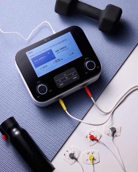 LG전자는 최근 서울재활병원에 자사의 만성 통증 완화 의료기기 LG 메디페인 50대를 기증했다고 29일 밝혔다. 사진은 LG 메디페인 사용 및 제품 이미지. (사진 = LG전자 제공)