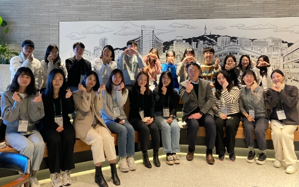 손정현 대표이사(앞줄 우측에서 4번째)가 스타벅스 디스커버리 프로그램에 참가한 파트너들과 기념 사진을 촬영하고 있다. / 제공:스타벅스