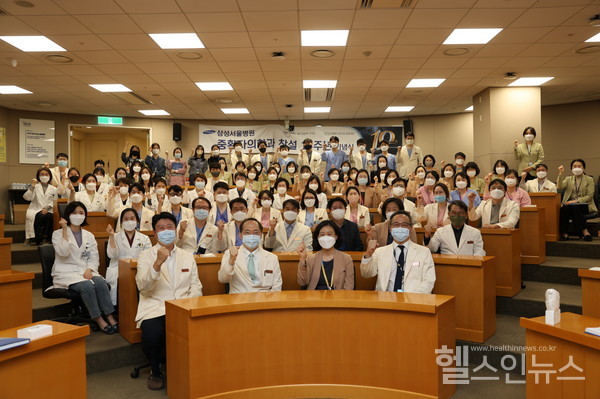 28일진행된삼성서울병원'중환자의학과창설10주년기념식'참석자들이기념사진을촬영하고있다.(사진맨앞줄왼쪽부터두번째)박승우삼성서울병원원장,(오른쪽첫번째)박치민중환자의학과장