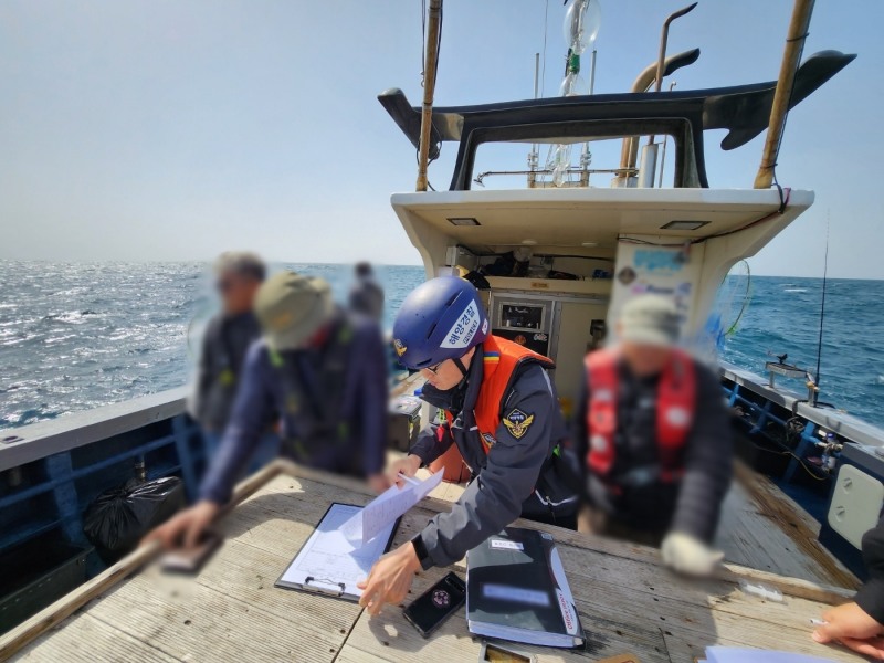 선내 음주승객 대상 음주여부를 확인 (사진제공 = 여수해양경찰)