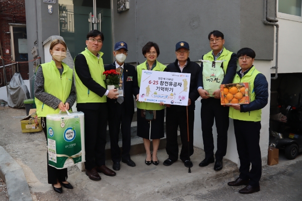 NH서울농촌사랑봉사단원과 참전유공자가 전달식 기념사진 촬영을 하고 있다. / 제공:NH농협은행