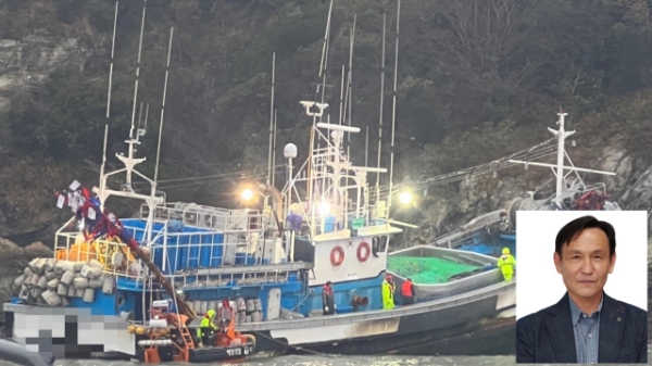좌초선박과 선장님 (사진제공 = 목포해양경찰)