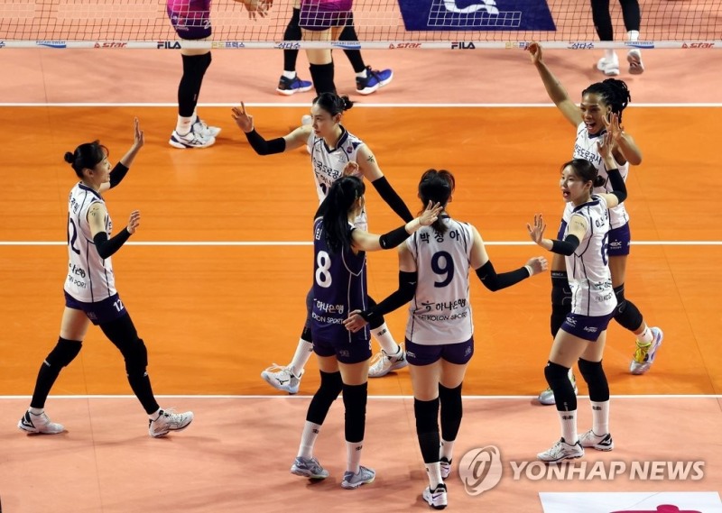 (인천=연합뉴스) 29일 인천 삼산월드체육관에서 열린 여자프로배구 챔피언결정전 1차전 흥국생명 핑크스파이더스와 한국도로공사 하이패스배구단의 경기. 1세트 한국도로공사 선수들이 득점한 뒤 서로 격려하고 있다.