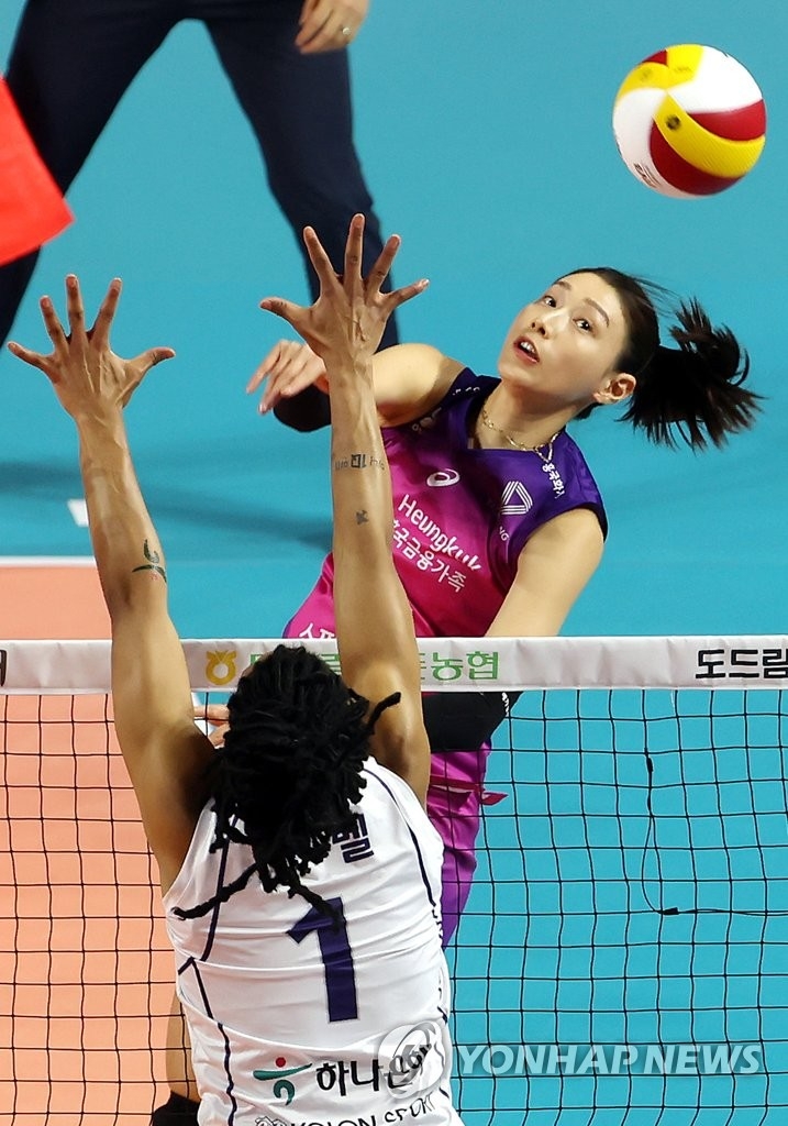 (인천=연합뉴스) 29일 인천 삼산월드체육관에서 열린 여자프로배구 챔피언결정전 1차전 흥국생명 핑크스파이더스와 한국도로공사 하이패스배구단의 경기. 1세트 흥국생명 김연경이 한국도로공사 캣벨의 수비를 피해 스파이크하고 있다.