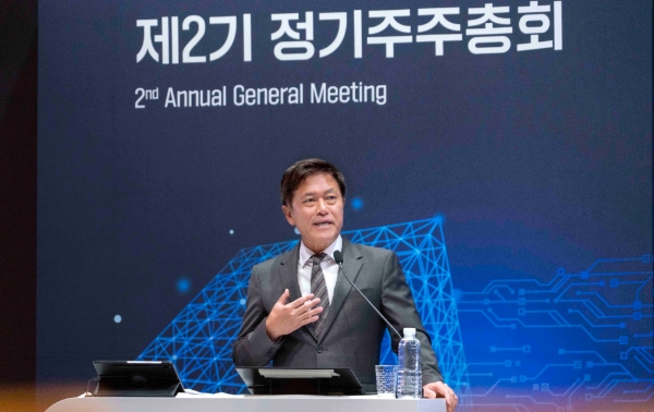 30일 서울 중구 을지로 SK스퀘어 본사에서 열린 SK스퀘어 제 2기 정기 주주총회에서 박정호 부회장이 주주들에게 글로벌 스탠더드에 발맞춘 주주환원정책과 회사 비전을 발표하고 있다. / 제공:SK스퀘어