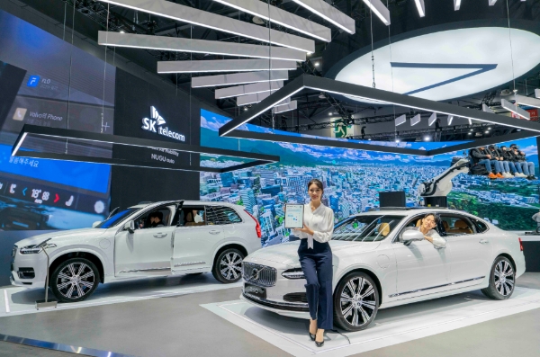 SK텔레콤은 ‘2023 서울모빌리티쇼’에서 자동차 전용 AI 플랫폼과 UAM 등 첨단 ICT 기술 기반 모빌리티 서비스에 대한 청사진을 제시한다고 30일 밝혔다. SKT는 31일부터 오는 4월 9일까지 경기도 고양시 킨텍스 제1전시장에 마련한 500㎡ 규모의 단독 전시관에서 관람객들을 위한 체험 프로그램을 제공한다. / 제공:SKT