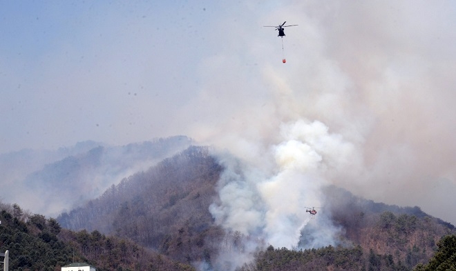 30일 강원 화천군 화천읍 중리에서 산불이 발생한 가운데 헬기가 진화작업을 벌이고 있다. [사진=화천군]