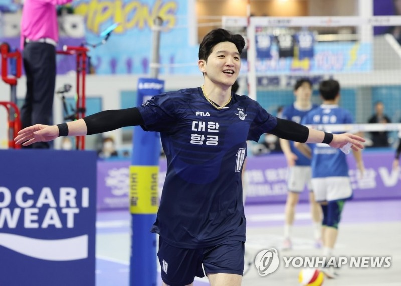 (인천=연합뉴스) 30일 인천 계양체육관에서 열린 남자프로배구 챔피언결정전 대한항공 점보스와 현대캐피탈 스카이워커스의 1차전 경기. 3세트 대한항공 정지석이 득점한 뒤 세리머니를 하고 있다.