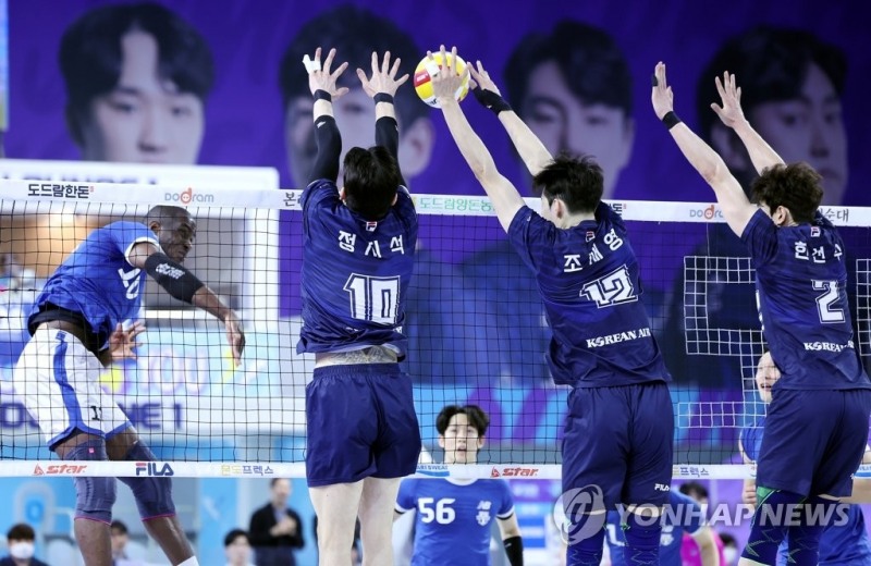 (인천=연합뉴스) 30일 인천 계양체육관에서 열린 남자프로배구 챔피언결정전 대한항공 점보스와 현대캐피탈 스카이워커스의 1차전 경기. 3세트 대한항공 정지석·조재영·한선수가 현대캐피탈 오레올의 스파이크를 막고 있다.