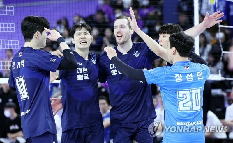 (인천=연합뉴스) 30일 인천 계양체육관에서 열린 남자프로배구 챔피언결정전 대한항공 점보스와 현대캐피탈 스카이워커스의 1차전 경기. 3세트 대한항공 선수들이 득점한 뒤 기뻐하고 있다.