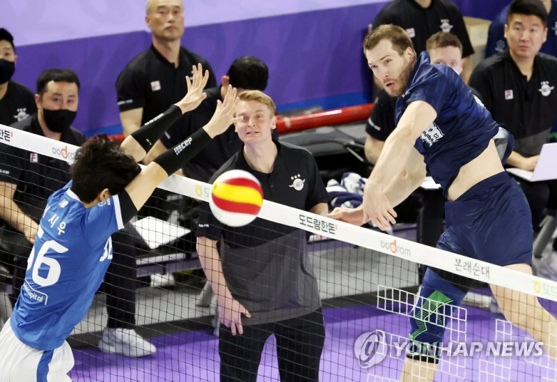 (인천=연합뉴스) 30일 인천 계양체육관에서 열린 남자프로배구 챔피언결정전 대한항공 점보스와 현대캐피탈 스카이워커스의 1차전 경기. 1세트 대한항공 링컨이 스파이크하고 있다.