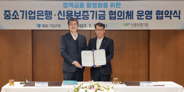 최원목 신용보증기금 이사장(왼쪽)과 김성태 IBK기업은행장(오른쪽)이 지난 30일 기업은행 본사에서 열린 ‘정책금융 활성화를 위한 협의체 운영 협약’을 체결한 후 기념촬영을 하고 있다. / 제공:신용보증기금