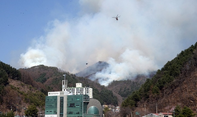 30일 강원 화천군 화천읍 중리에서 산불이 발생한 가운데 소방 헬기가 진화작업을 벌이고 있다. [사진=화천군]