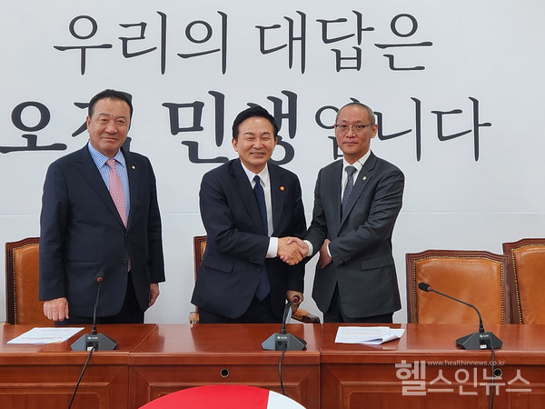 홍주의대한한의사협회장(사진오른쪽)과악수하는원희룡국토교통부장관