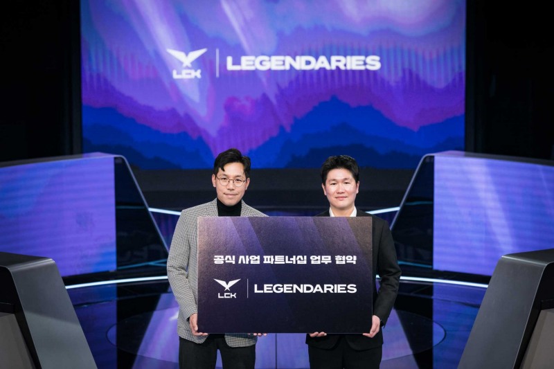 3월 31일 서울 종로구 롤파크에 위치한 LCK 아레나에서 디지털 콜렉터블 서비스 공식 사업 파트너십 업무 협약을 체결한 LCK 오상헌 대표(왼쪽)와 레전더리스 배승익 대표(제공=LCK)