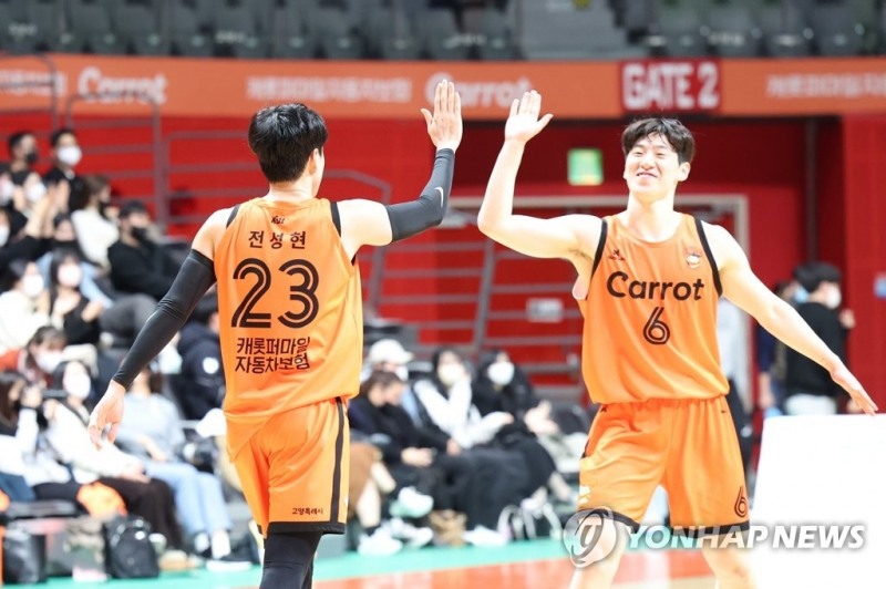 (고양=연합뉴스) 9일 고양체육관에서 열린 2022-2023 SKT 에이닷 프로농구 정규리그 고양 캐롯과 대구 한국가스공사의 경기. 캐롯 전성현이 3점슛을 성공시킨 뒤 이정현과 손을 마주치고 있다.
