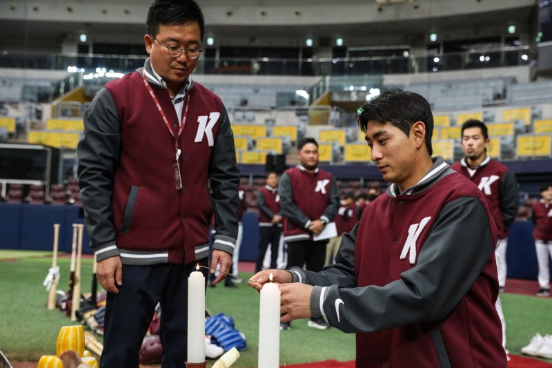 2023 시즌 선전을 기원하는 필승기원제에서 이정후가 향에 불을 붙이고 있다.[키움히어로즈}