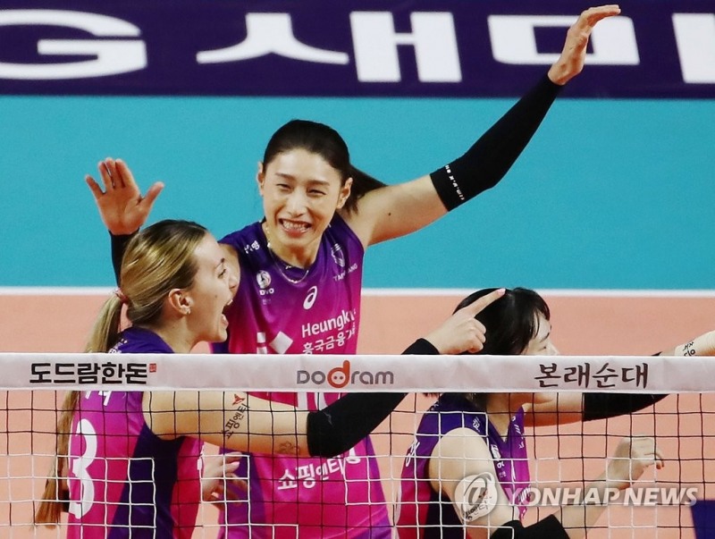 (인천=연합뉴스) 31일 인천 삼산월드체육관에서 열린 여자프로배구 챔피언결정전 2차전 흥국생명 핑크스파이더스와 한국도로공사 하이패스 배구단의 경기. 1세트 흥국생명 김연경이 득점에 성공한 뒤 동료들과 기뻐하고 있다.