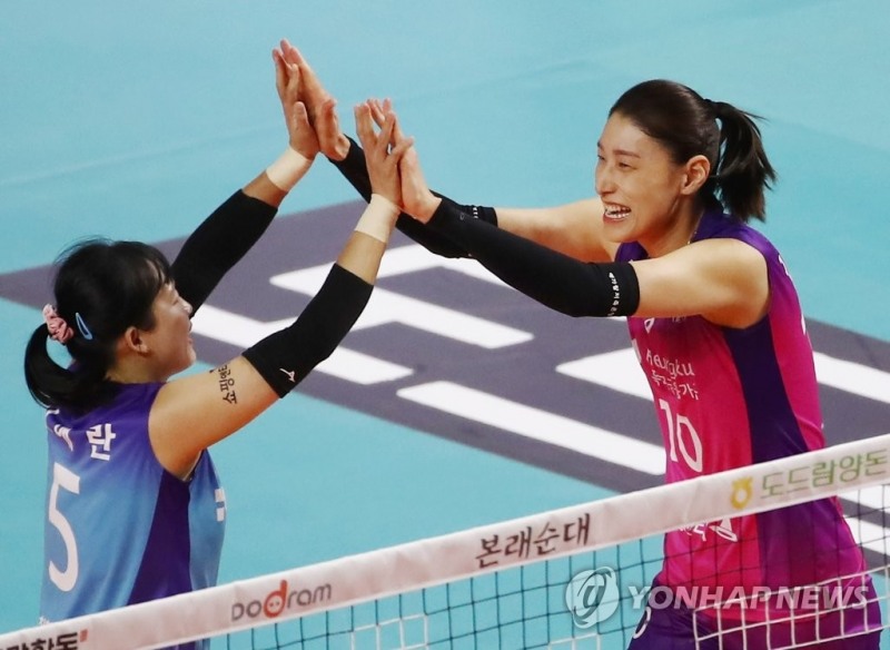 (인천=연합뉴스) 31일 인천 삼산월드체육관에서 열린 여자프로배구 챔피언결정전 2차전 흥국생명 핑크스파이더스와 한국도로공사 하이패스 배구단의 경기. 1세트 흥국생명 김연경(오른쪽)과 김해란이 득점에 성공한 뒤 기뻐하고 있다.