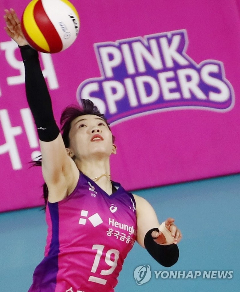 (인천=연합뉴스) 31일 인천 삼산월드체육관에서 열린 여자프로배구 챔피언결정전 2차전 흥국생명 핑크스파이더스와 한국도로공사 하이패스 배구단의 경기. 1세트 흥국생명 김미연이 서브하고 있다.