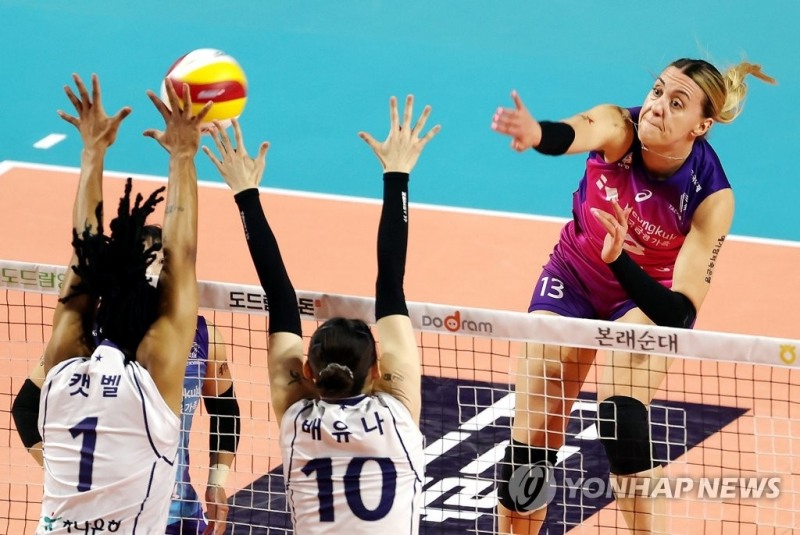 (인천=연합뉴스) 29일 인천 삼산월드체육관에서 열린 여자프로배구 챔피언결정전 1차전 흥국생명 핑크스파이더스와 한국도로공사 하이패스배구단의 경기. 1세트 흥국생명 옐레나가 스파이크하고 있다.